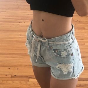 LIGHT WASH RIPPED DENIM SHORTS